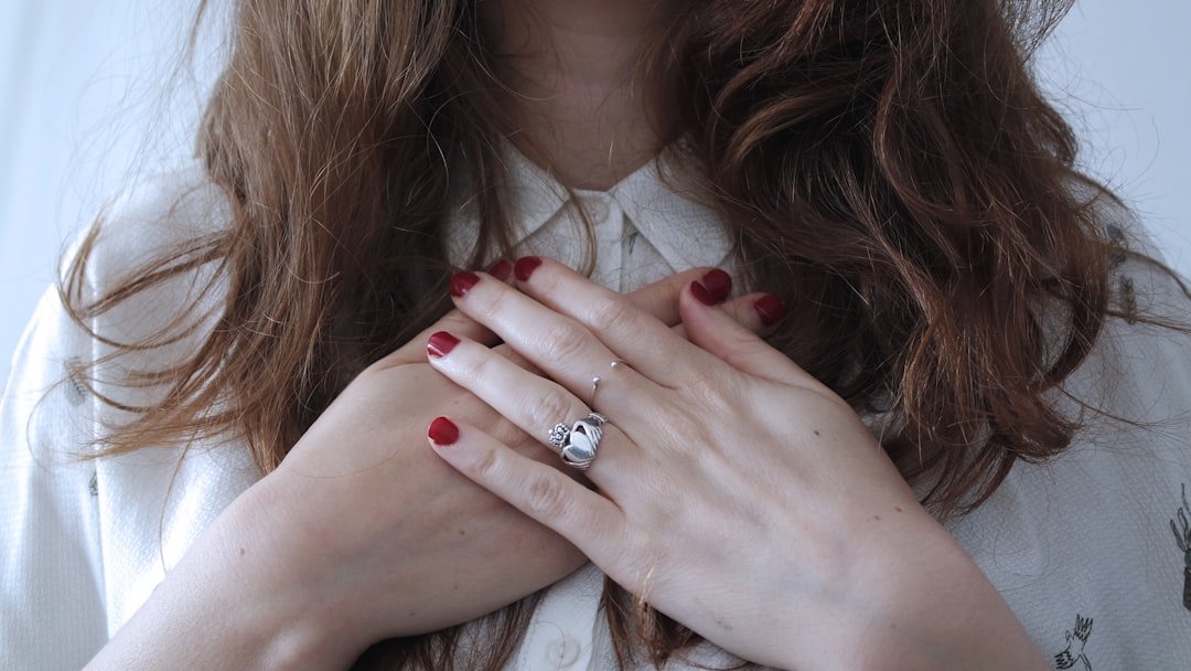 découvrez nos conseils essentiels pour prendre soin de vos bijoux. apprenez à nettoyer, entretenir et ranger vos pièces précieuses afin de préserver leur éclat et leur beauté au fil du temps.