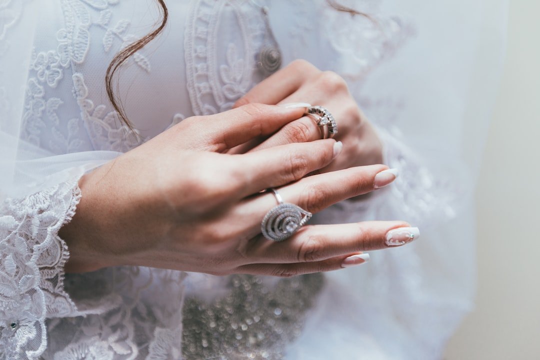 découvrez notre collection exquise de bijoux de mariage, alliant élégance et raffinement. du collier délicat aux boucles d'oreilles scintillantes, trouvez les pièces idéales pour sublimer votre grand jour et faire briller votre amour.