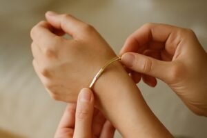 découvrez comment fermer facilement un bracelet jonc grâce à nos conseils pratiques et astuces pour un ajustement parfait et sécurisé.