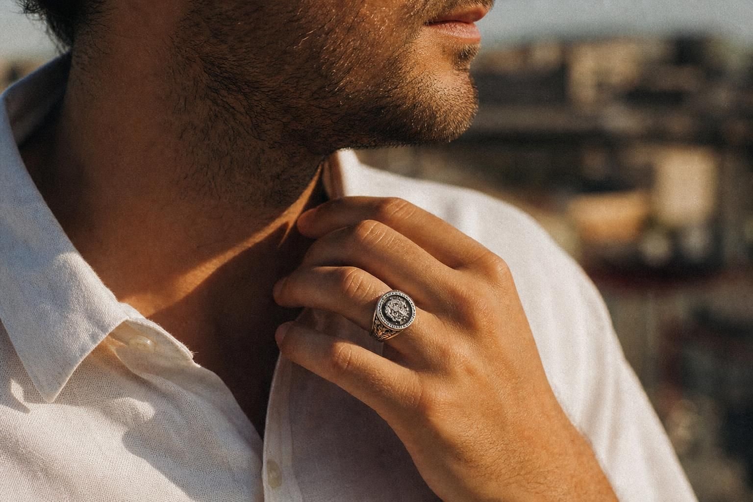 découvrez comment porter une chevalière pour homme avec style et élégance. conseils pratiques pour choisir, assortir et mettre en valeur ce bijou masculin intemporel.
