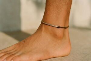découvrez la signification profonde du bracelet de cheville, ses origines culturelles et les raisons pour lesquelles il est porté à travers le monde.