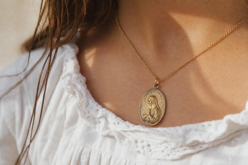 découvrez quelle sainte est la plus fréquemment représentée sur les médailles religieuses pour filles et comprenez la signification de ce choix.